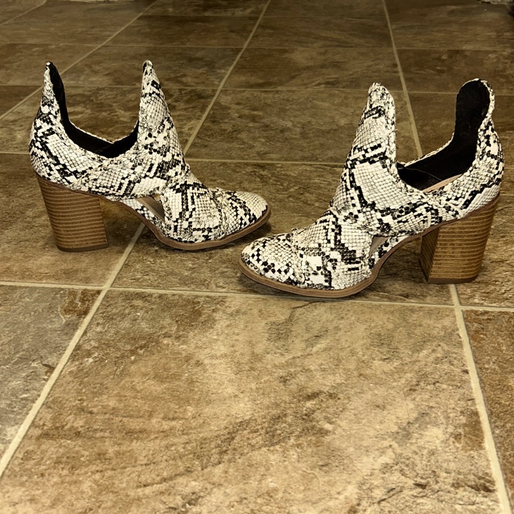 🐍Mata Women’s Size 6/6.5 Snakeskin, Block Heeled, Ankle Boots🐍